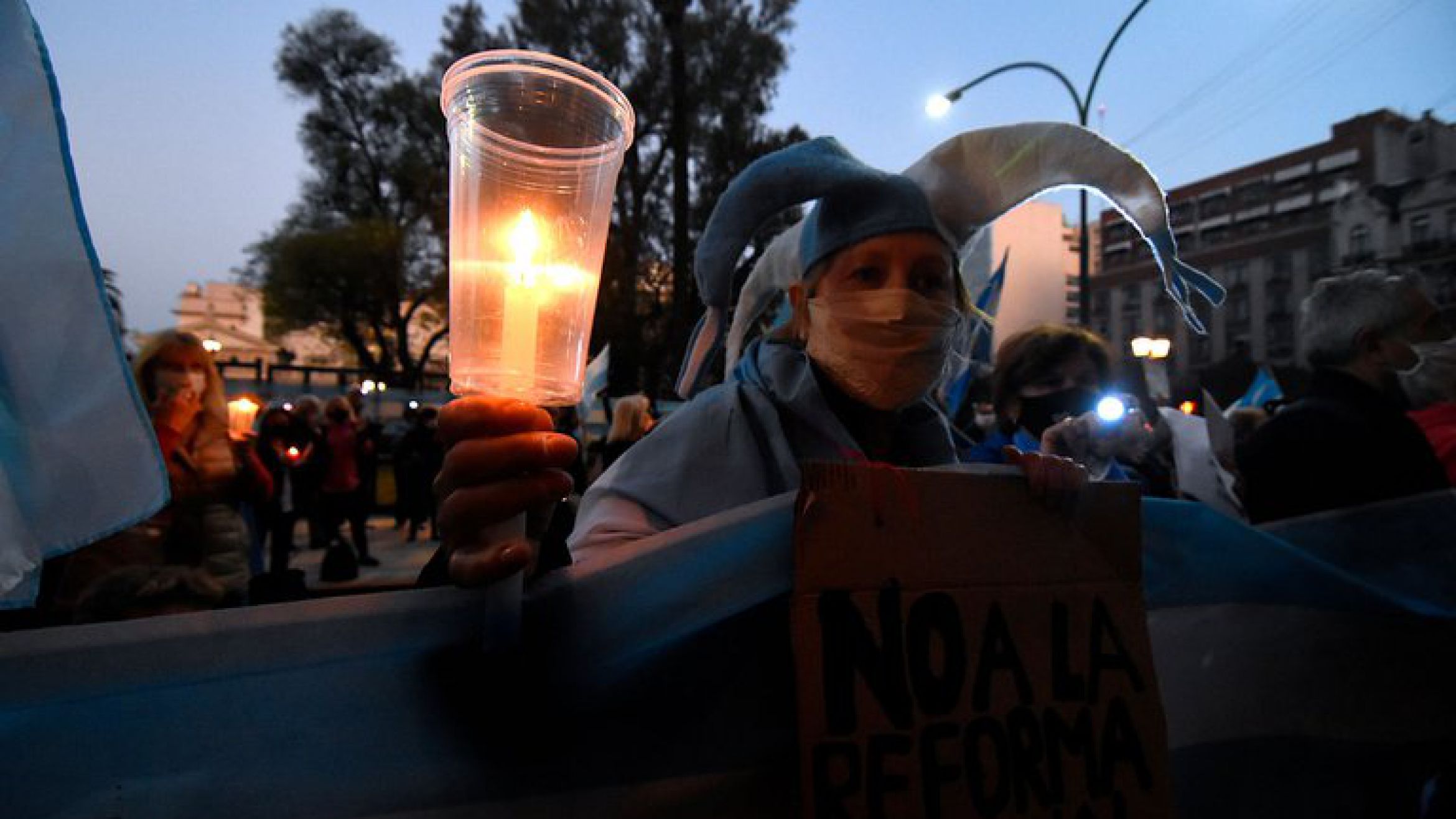 Miles de personas marcharon afuera del congreso para brindar su apoyo a los jueces que Cristina Kirchner busca remover